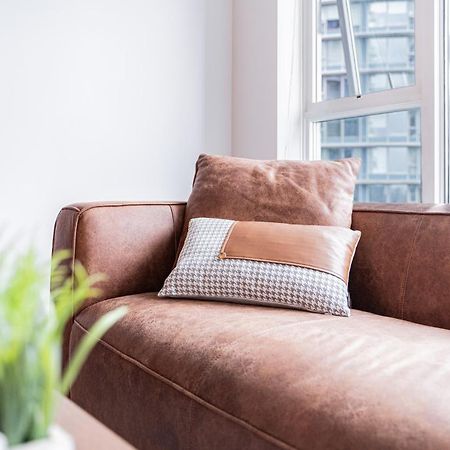 Amazing Views ! Leather Furniture ! Cozy Condo! Vancouver Exterior photo