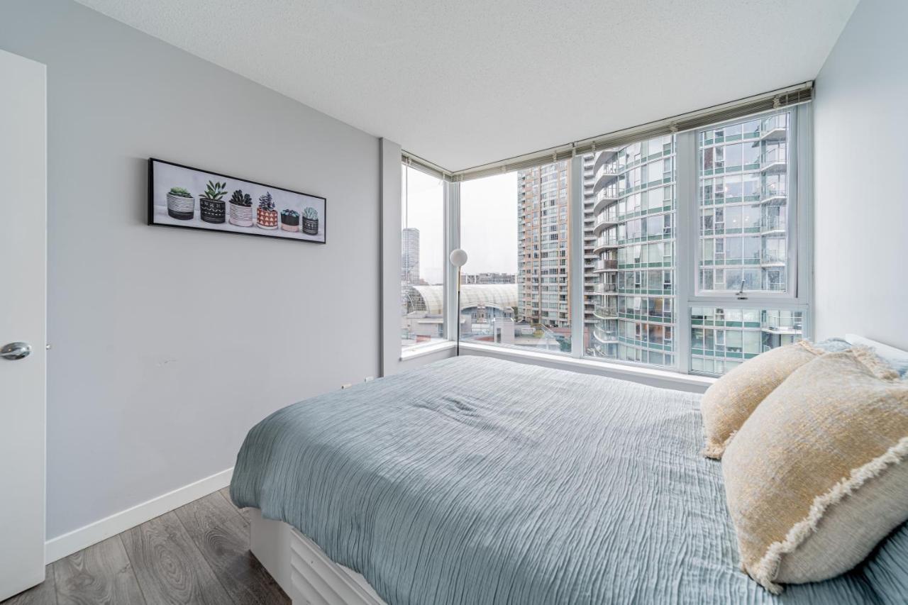 Amazing Views ! Leather Furniture ! Cozy Condo! Vancouver Exterior photo